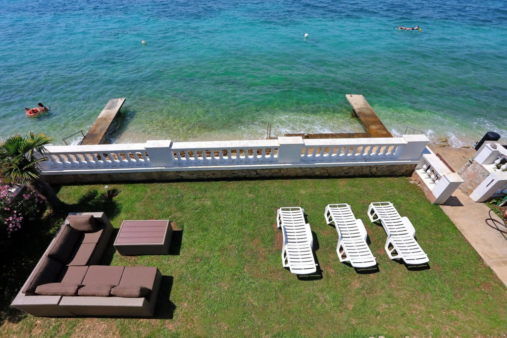 Aqua Cabana