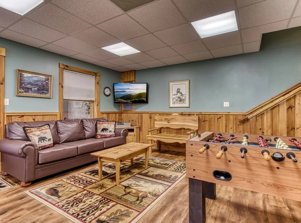ER92 - Virginias Villa - Great location! Close to all the action! cabin