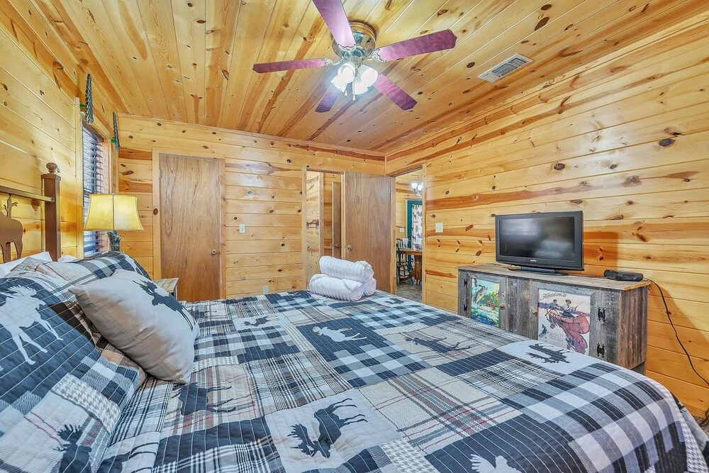 The Honeysuckle 2 Bedroom Cabin by Redawning