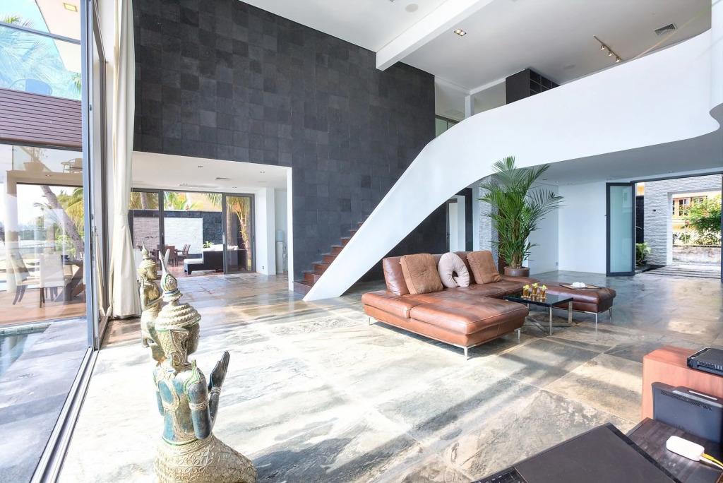 Villa U - 3BR Beachfront Haven