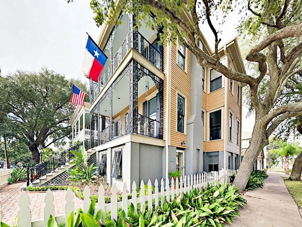 Upscale Unit in Historical - 1 Br Home