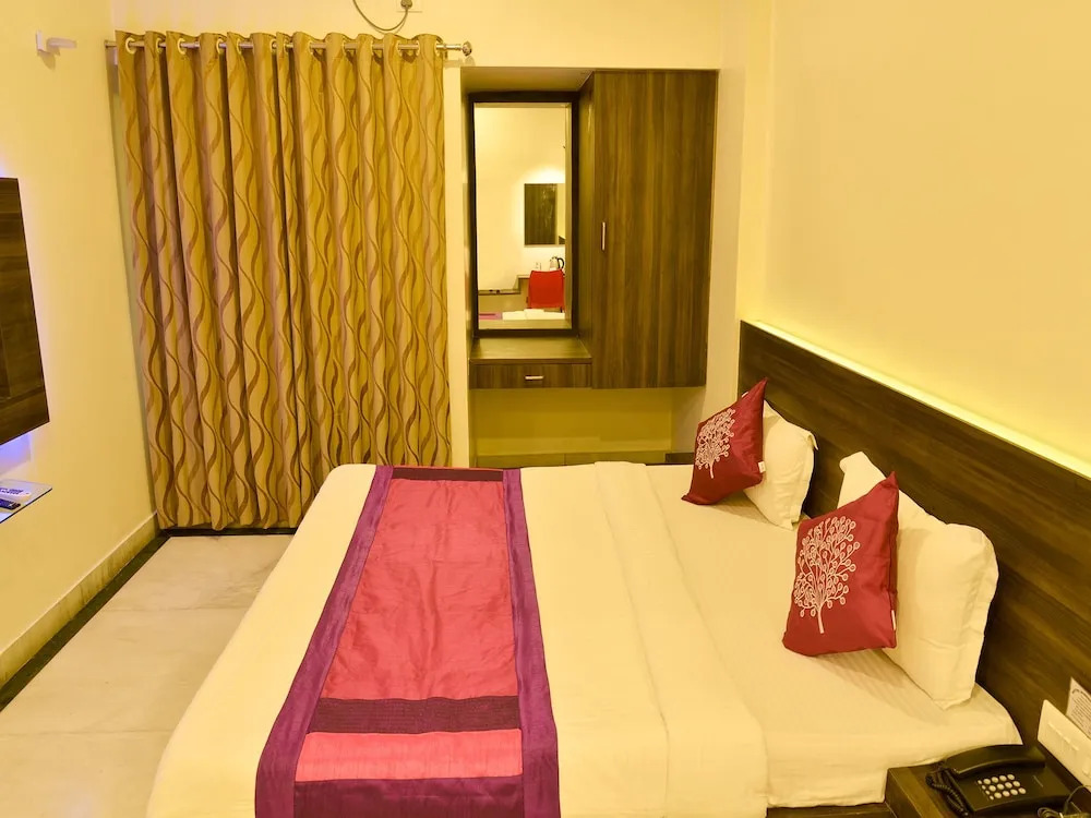 OYO 4448 Hotel Suresh Plaza