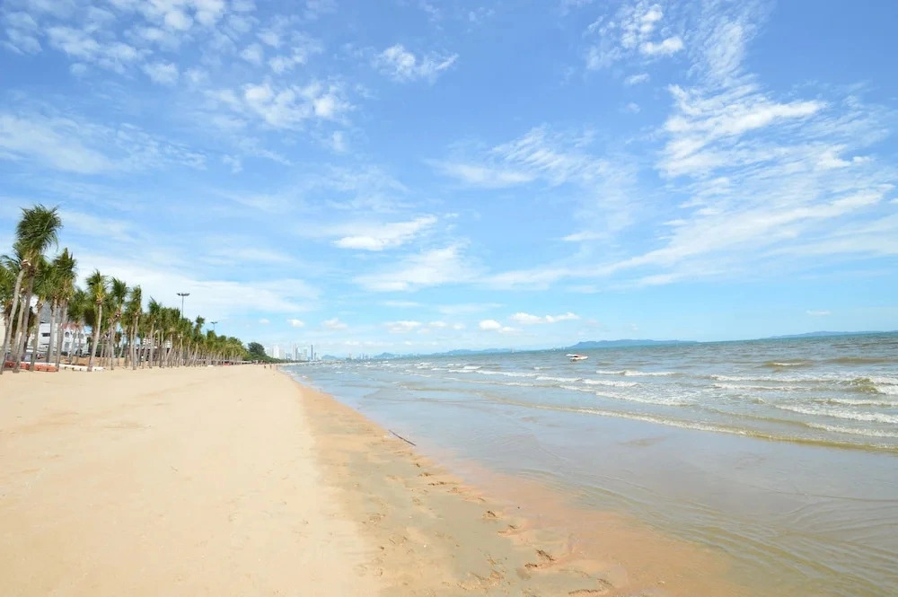 View Talay 5 - Beachfront Ocean View - High Floor & Huge Pool