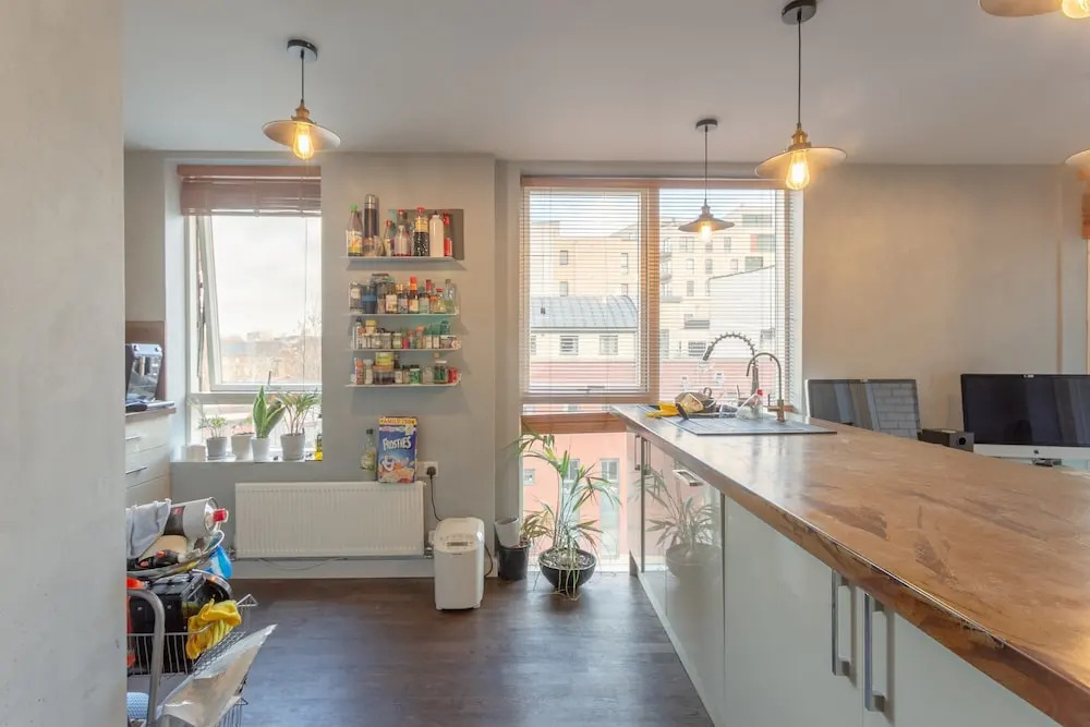 Modern 1 Bedroom Apartment in Central Location