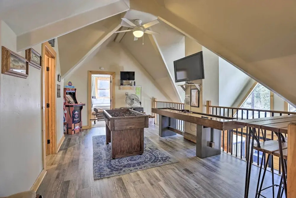 Big Bear Lake Cabin w/ Hot Tub < 1 Mi to Skiing!
