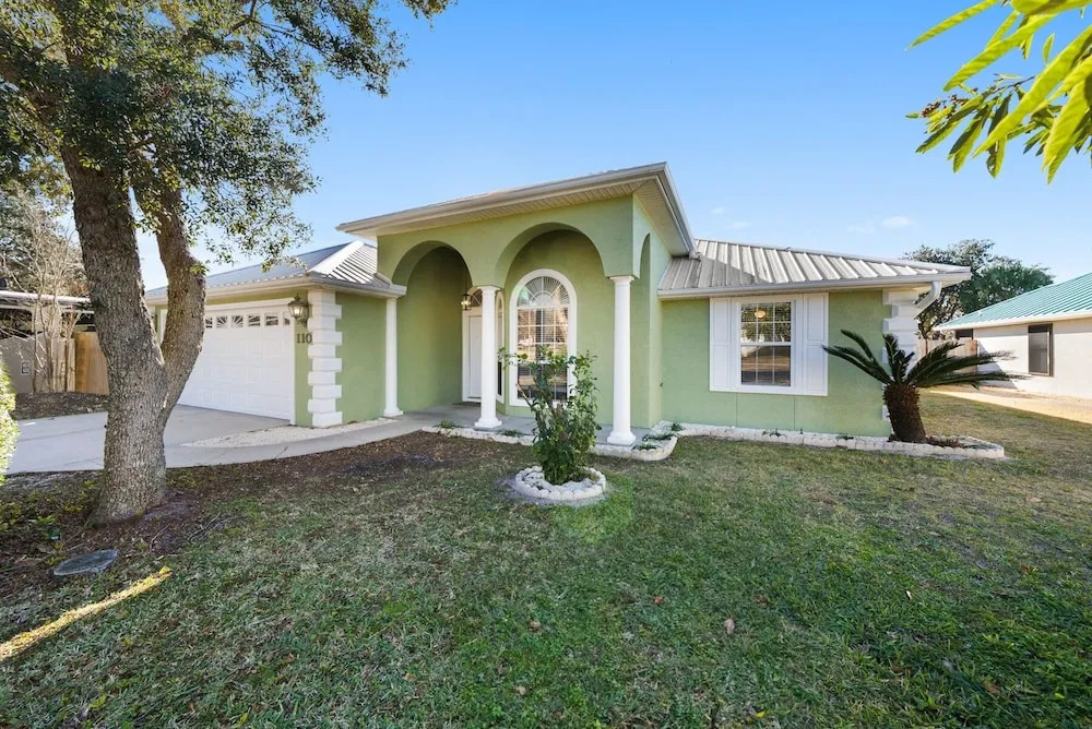 Sea-renity - 3 Br home by RedAwning