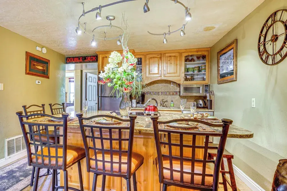 1/2 Block to Lift Bus Stop: Condo in Park City
