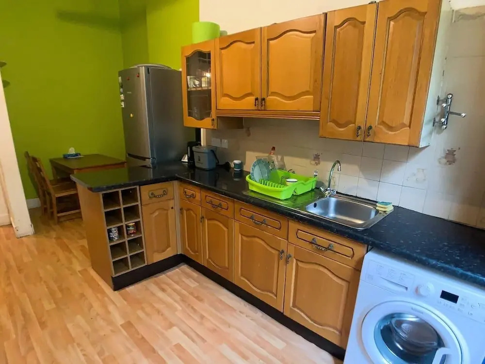 Large Glasgow South Family Home - Free Parking
