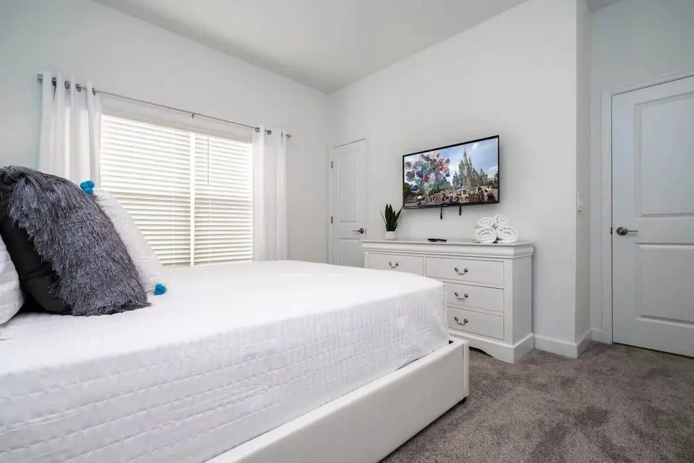 Stunning 4 Bd Close to Disney @ Storey Lake 2569