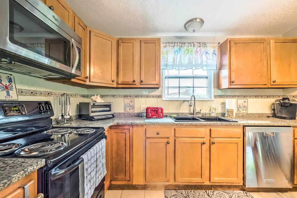 2 Mi to Beach: Canal-front Home in Hudson!