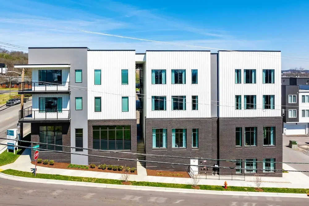 New Build Sleeps 12, 2 Condos, Modern Design Near Downtown Nashville
