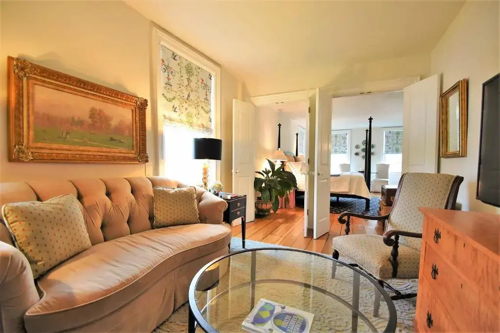 34 State "Historic Luxury Suites" Skaneateles