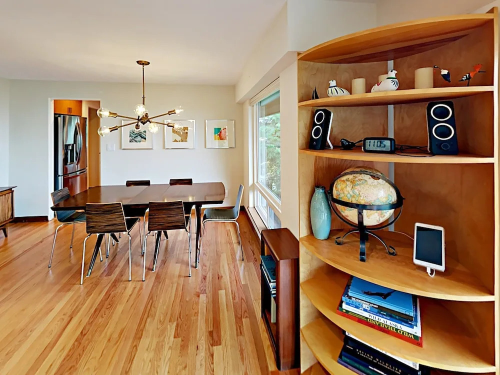 3BR Mountain View House in Seattle by RedAwning