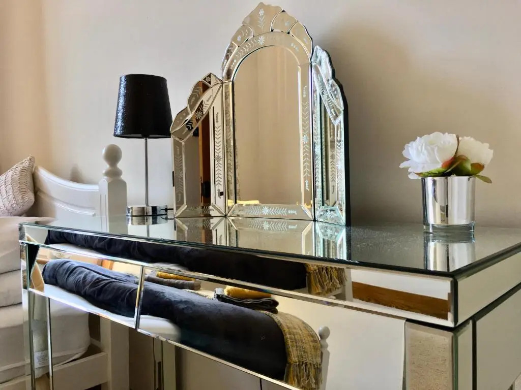 Cosy 2 Bedroom Central Apartment - Free Parking, Free WiFi