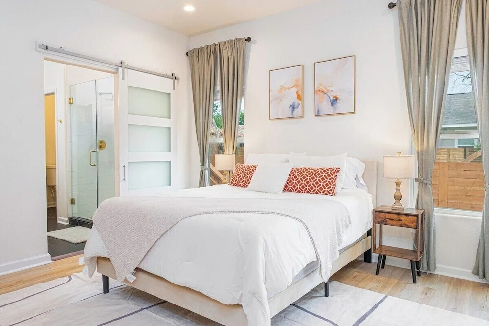 Stunning Elegance 4br/2.5 BA Near Vibrant Downtown