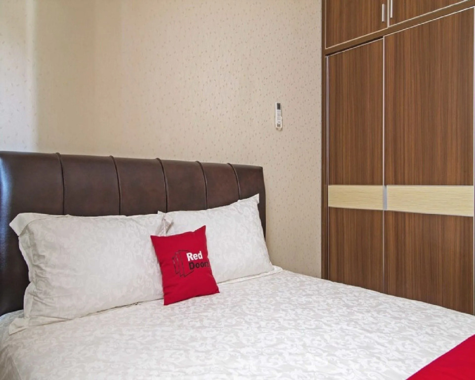 RedDoorz Syariah near Mercu Buana University