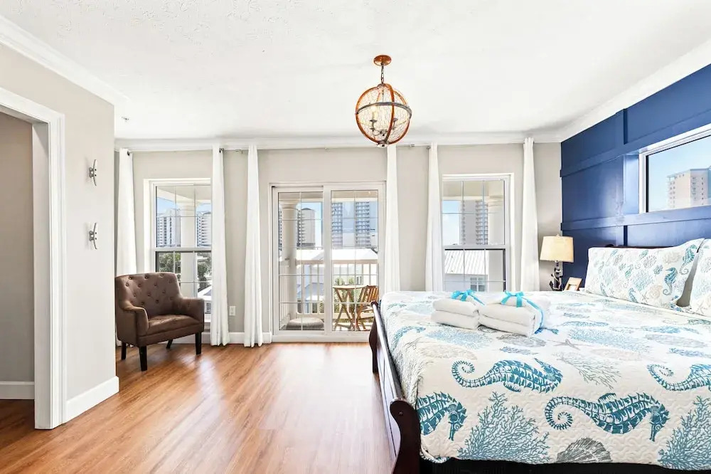 Sailors Cove: 5-bedroom, 4.5 Baths, Sleeps 12! Steps Away From the Beach!