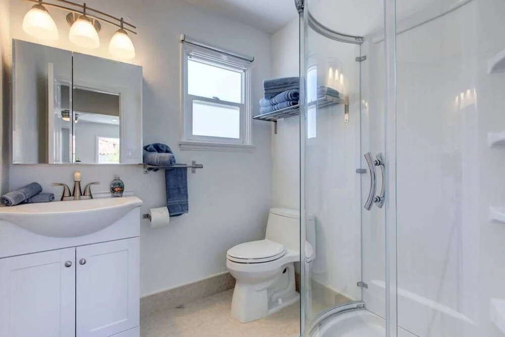 B3 Large Contemporary Studio Steps From Beach With AC