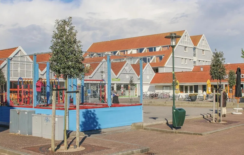 Awesome Home in Bruinisse With 3 Bedrooms and Wifi