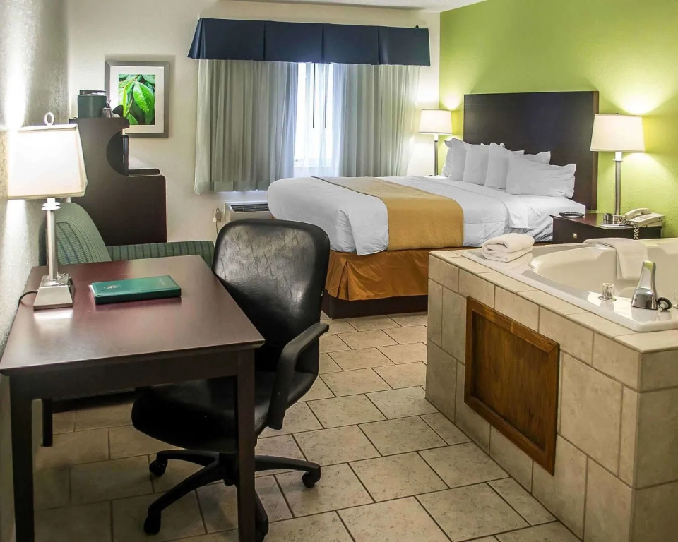 Cedar Stables Inn & Suites