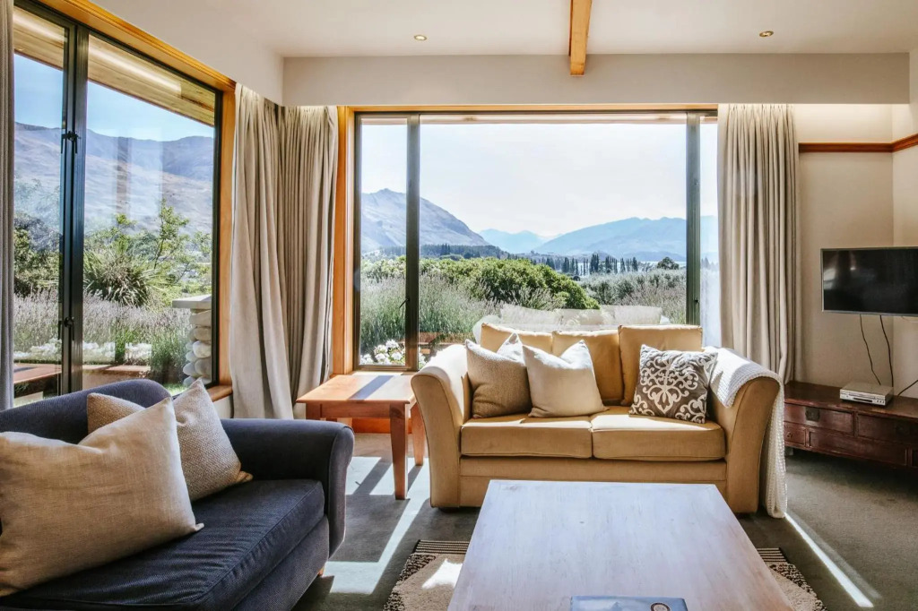 Bullock Creek Chalet - Sleeps 8 - Lake & Mountain Views - Private & Secluded