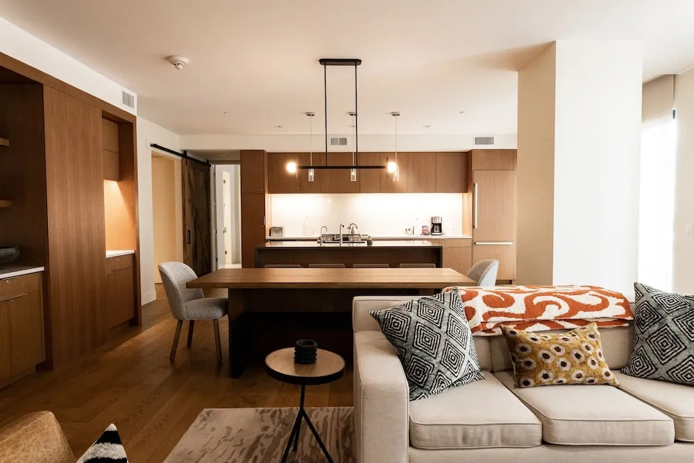 Mountain Modern 3 Bedroom Deluxe Condo, Sleeps 10 by RedAwning