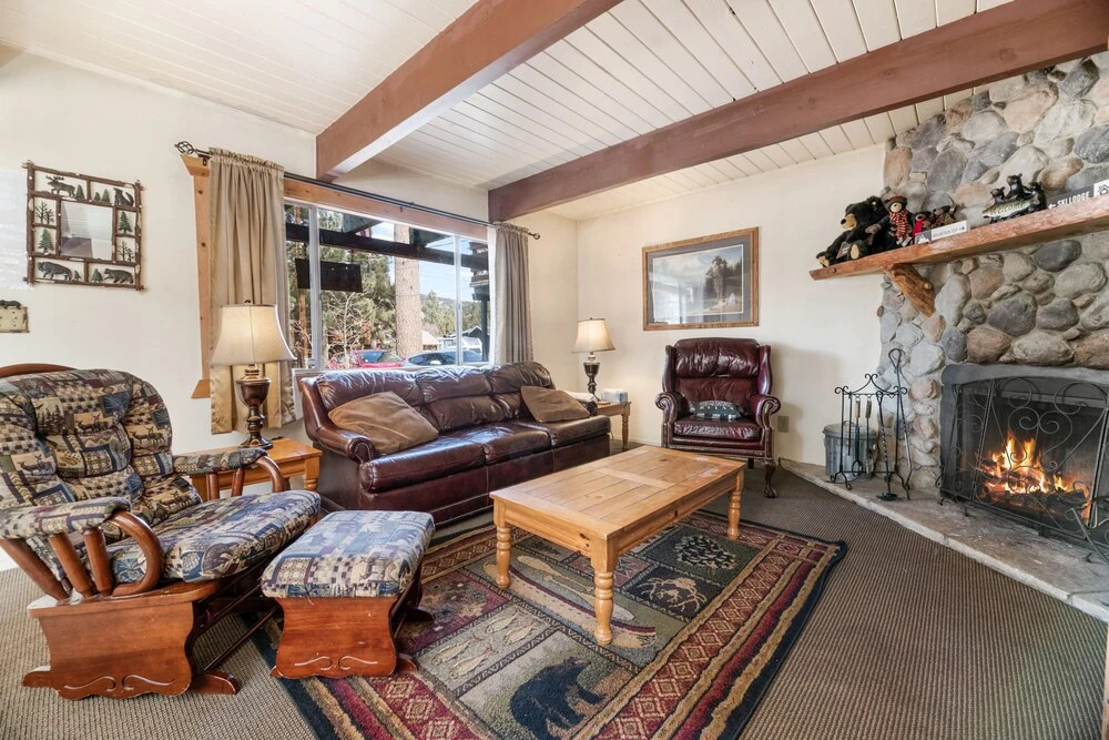 Bear Trap Cabin - Nice Cabin In A Quiet Area. With Hot Tub 2 Bedroom Home