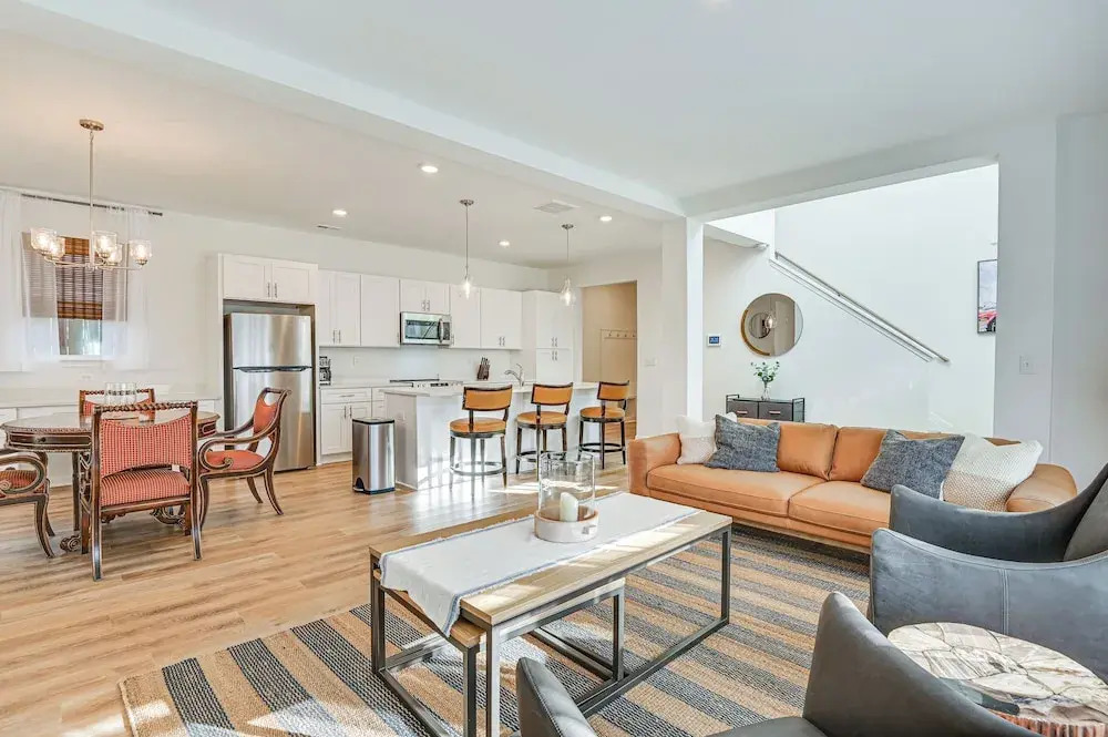Charming Charlotte Townhome: 6 Mi to Downtown!