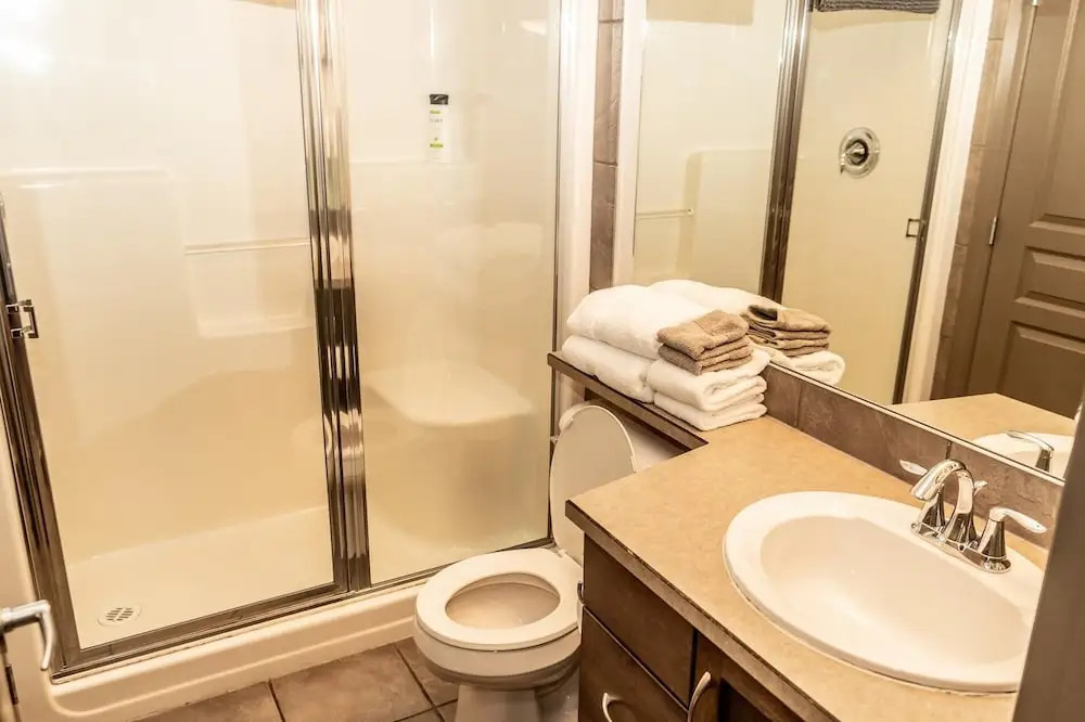 Bright Corner Apartment w/ Lake View #418