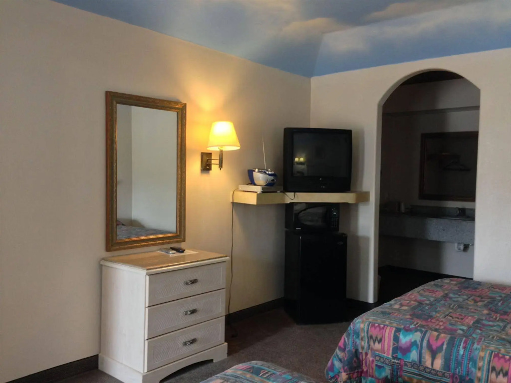 Camelot Inn  Suites McCarty