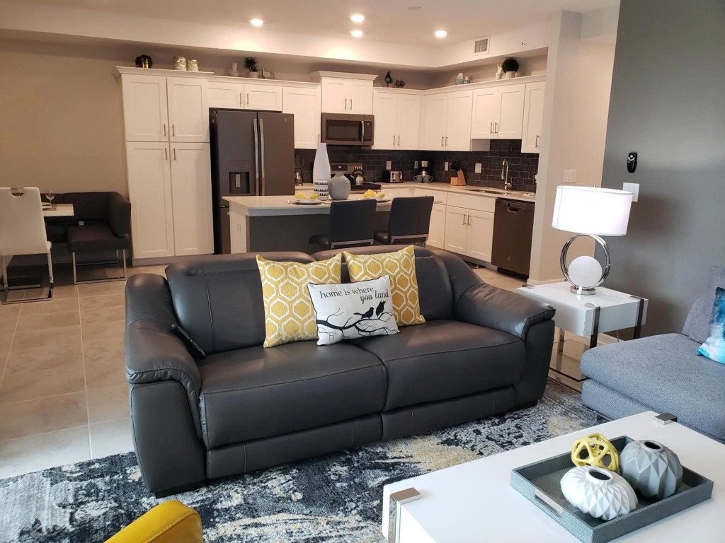 Only 5 Miles from Disney! Free Water Park! 2 Bed, 2 Bath Condo, Sleeps 8