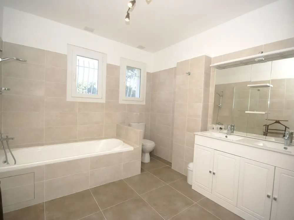 Ideally Located Villa at Ste Maxime, Beautiful sea View, air Conditioning and Large Garden