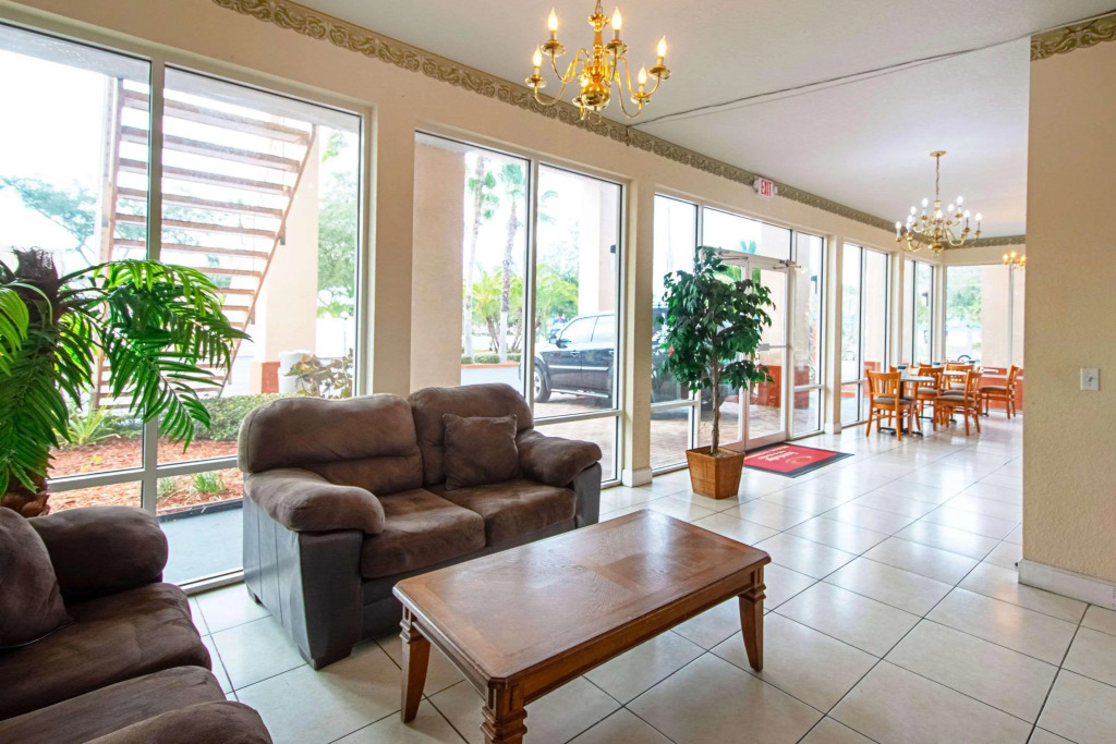 Econo Lodge Inn & Suites Clearwater Central