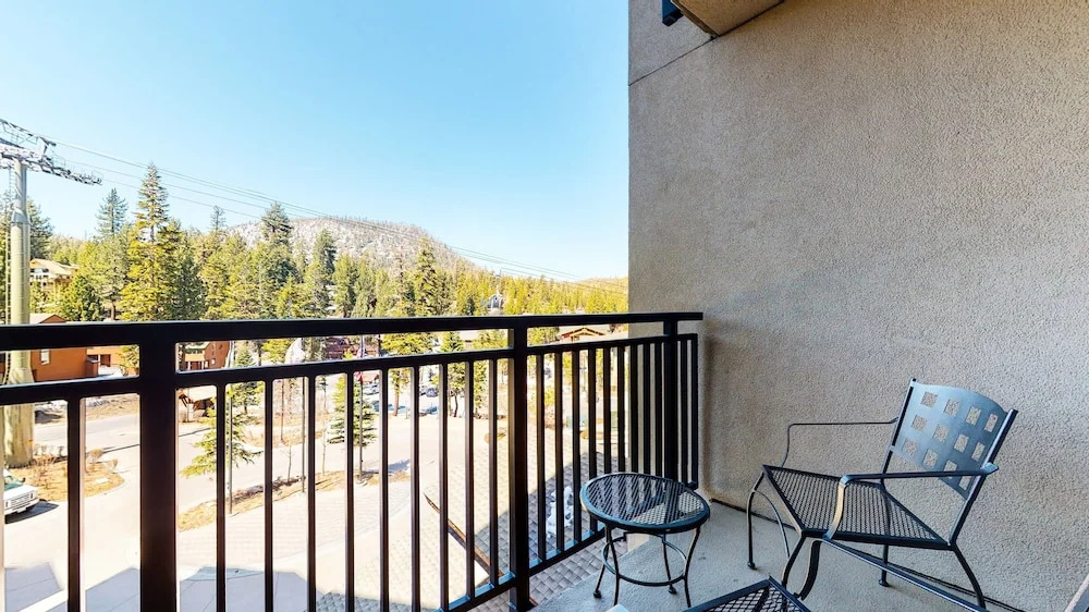 Village Monache #416 1 Bedroom Condo by Redawning
