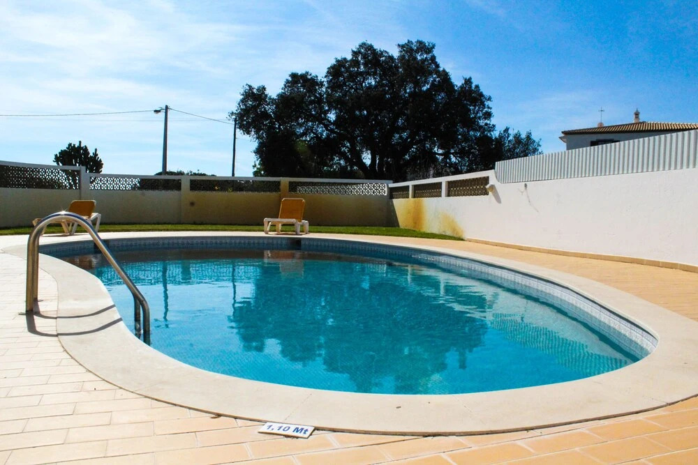 4 Bedrooom villa with gated pool located between Olhas da Agua and Albuferia