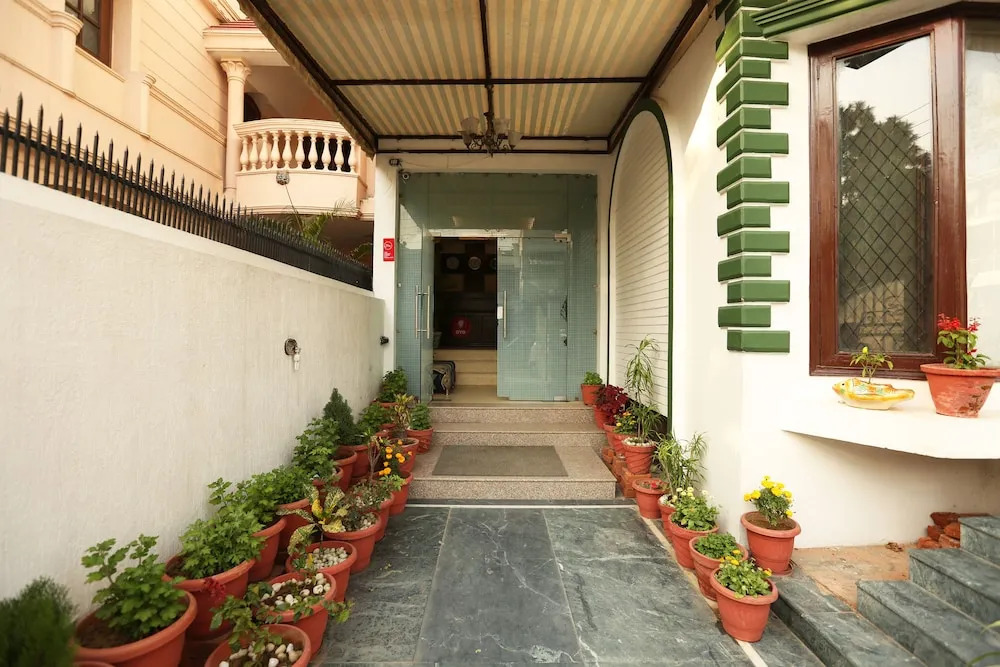 OYO 8535 Hotel Mayarch