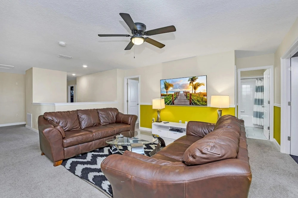 Luxurious, Grand Home, Themed Bedrooms and Large Pool Area #8cg099