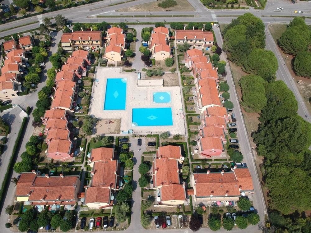 Family Vacation Apartment With Swimming Pools