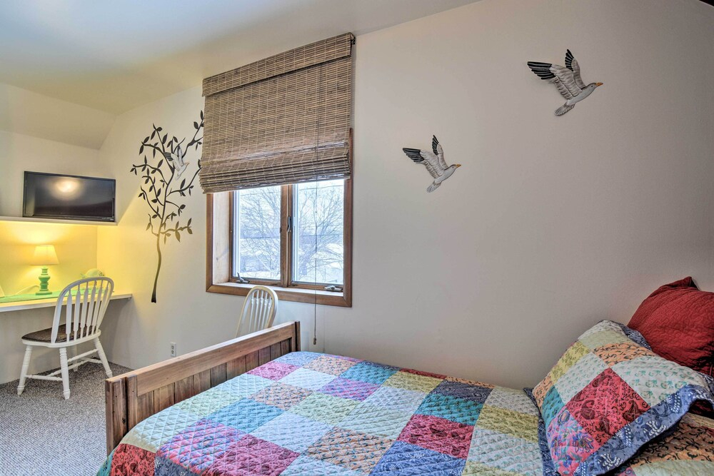 Hip Downtown Cottage - Walk to Beach, Pier, Dining