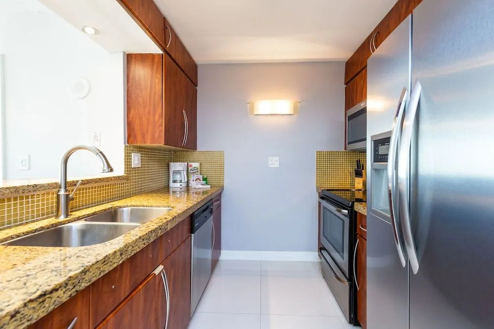 Sea-view Romantic Suite Minutes from the Beach
