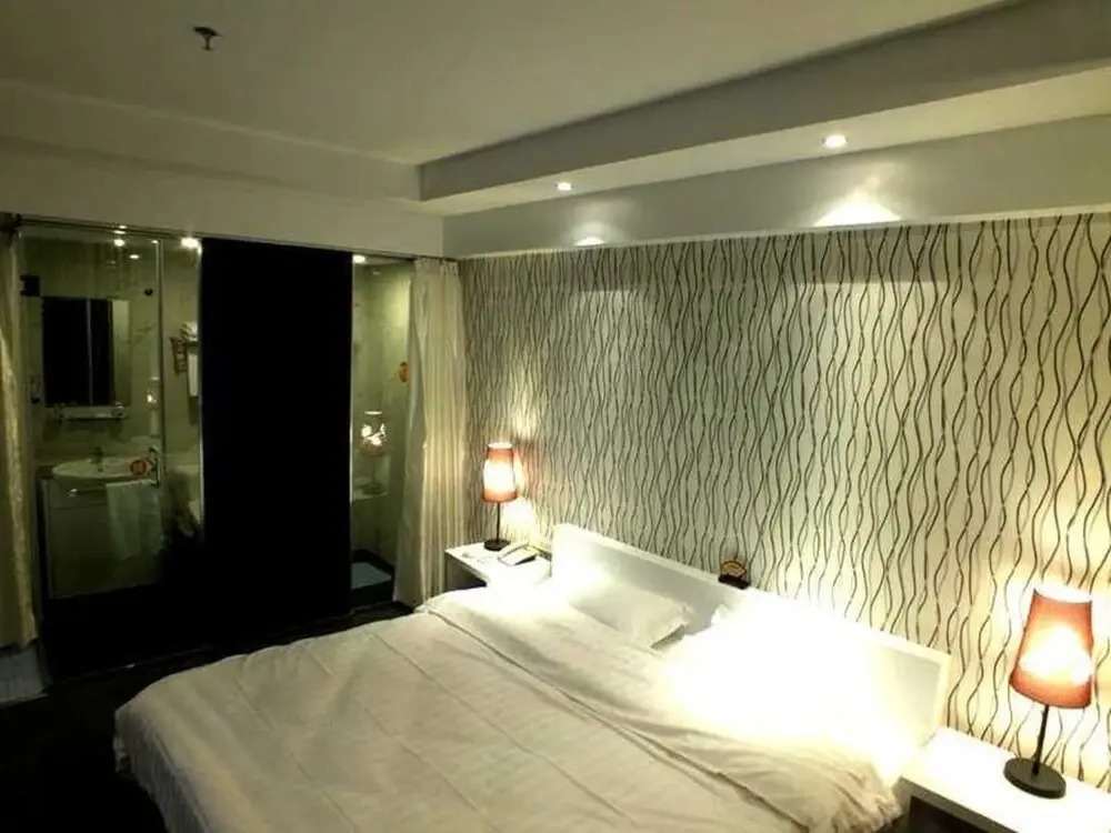 Huadong Hotel