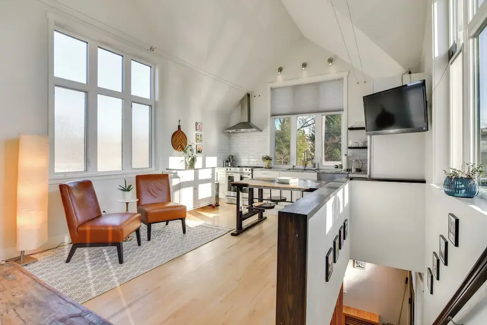 2-story Guesthouse w/ Private Deck in NE PDX