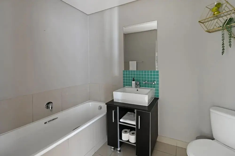 Modern 3-bed Apt Designer Touch Mountain Views