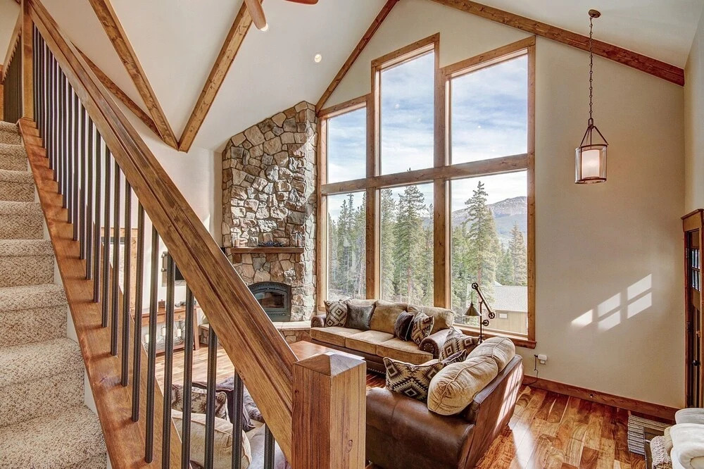Mountain View Lodge 4 Bedroom Home by RedAwning