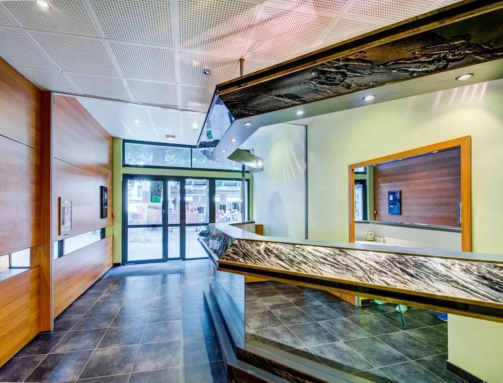 8-person Stay in a Lively Spa Town