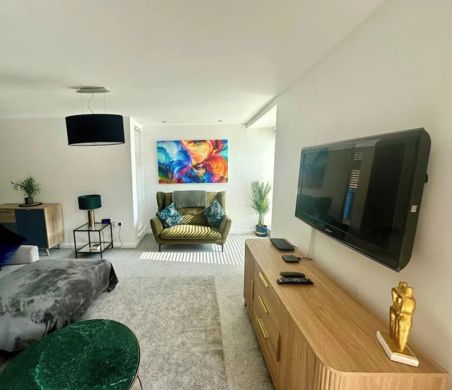 3 Bed-sleeps 6-garden-parking-pets