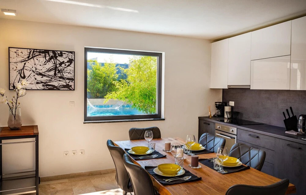 Amazing Home in Zadar with Outdoor Swimming Pool, Hot Tub & 2 Bedrooms