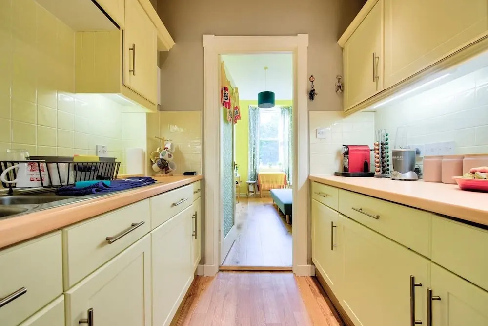 Bright and Airy Apartment in Canonmills