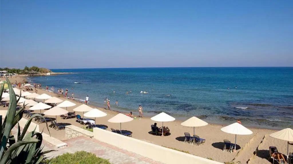 7 bedroom villa with pool, 700m from the beach
