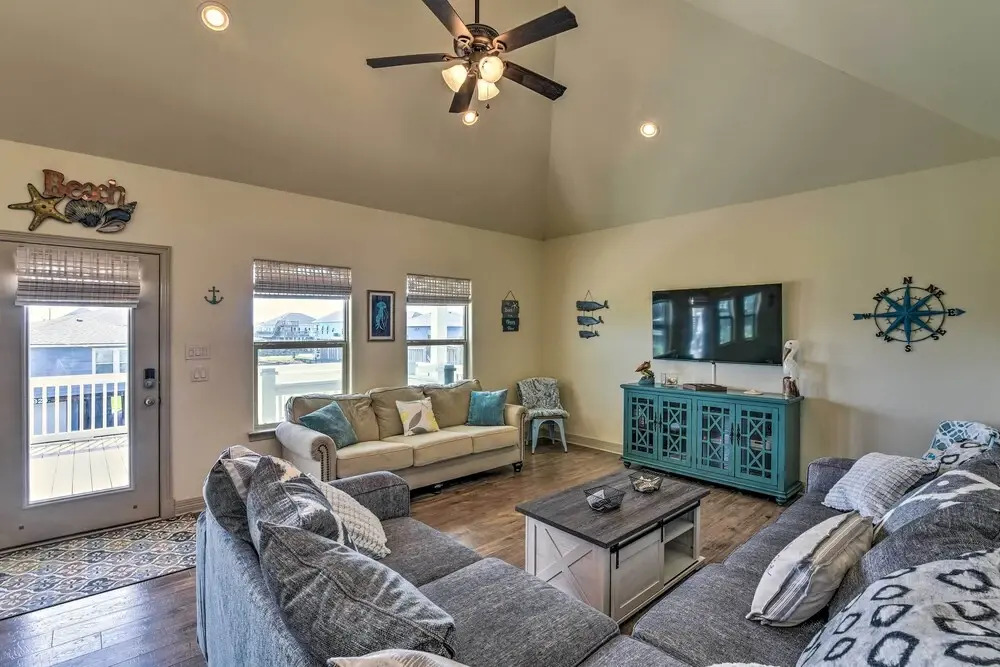 Walk to Shore: Family Retreat in Crystal Beach!